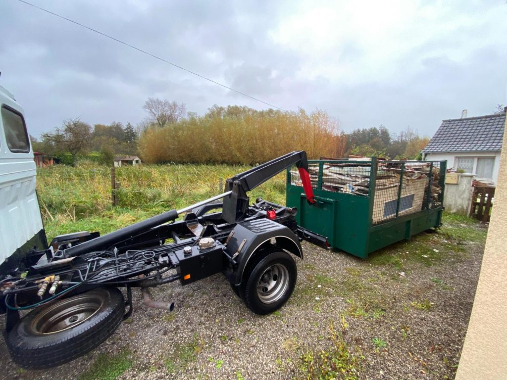 Camion avec remorque à déchets