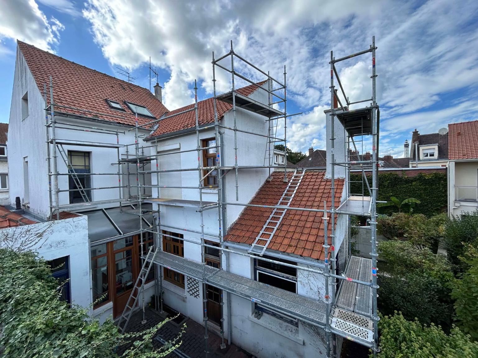 Maison avec échafaudages visibles