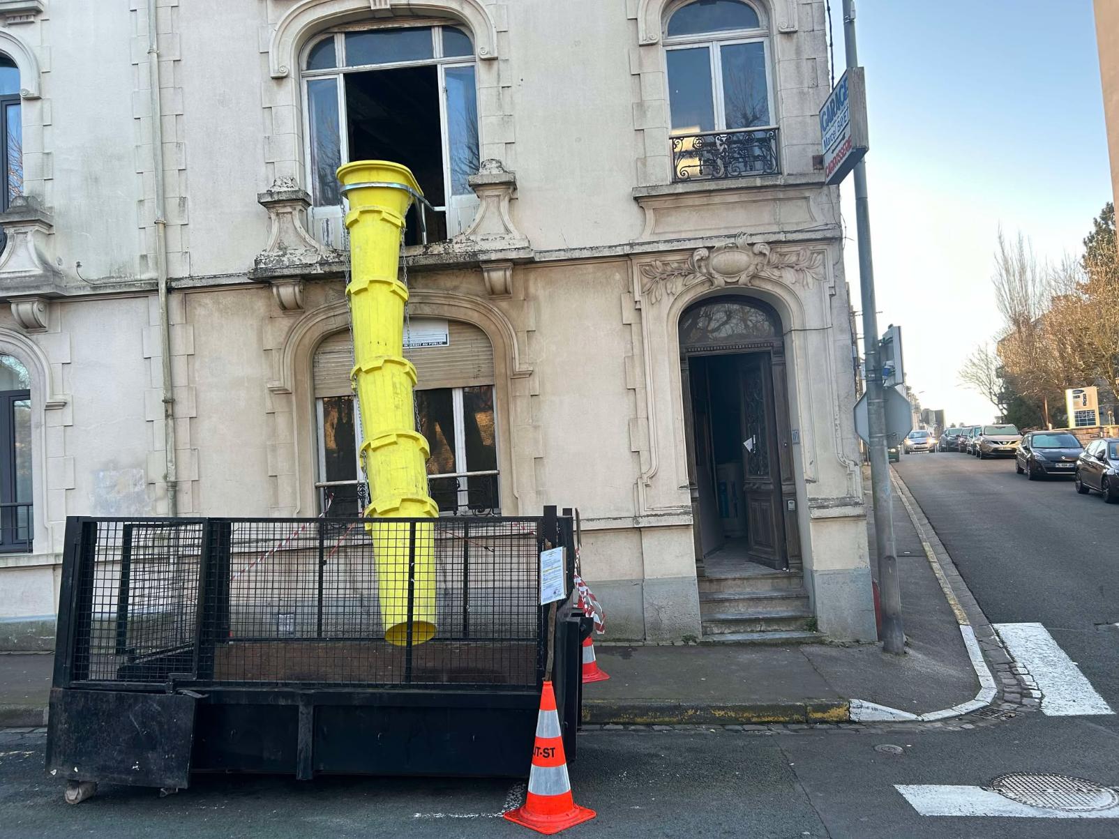 Bâtiment avec tuyau jaune