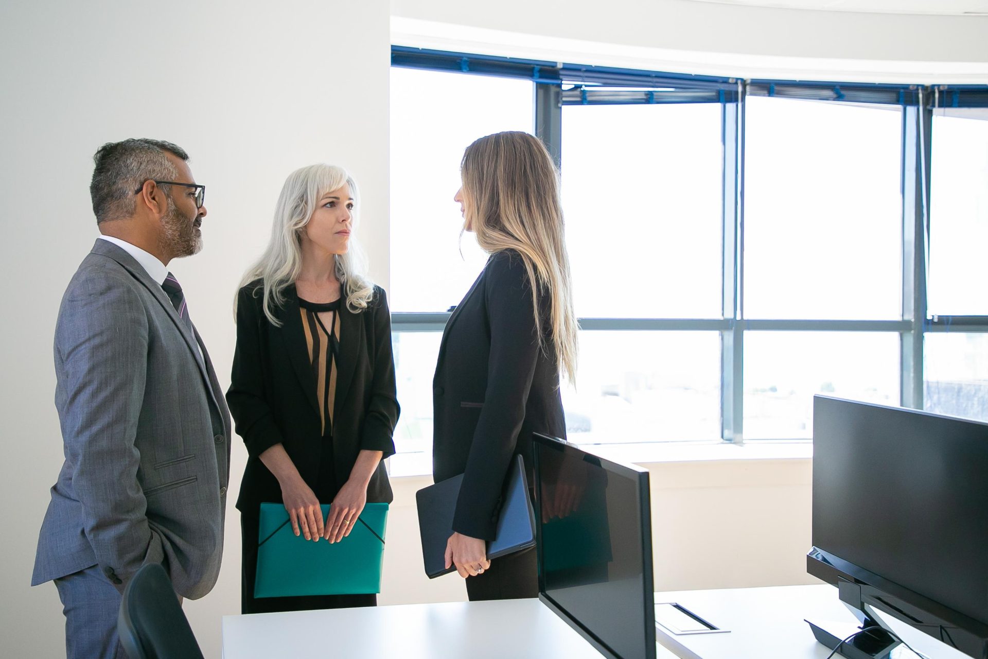 Discussion professionnelle dans un bureau