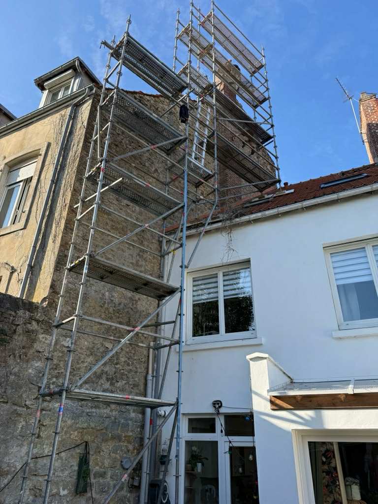 echafaudage-sur-toiture-pour-reparation-de-conduit-de-cheminee-a-boulogne-sur-mer-bennesco
